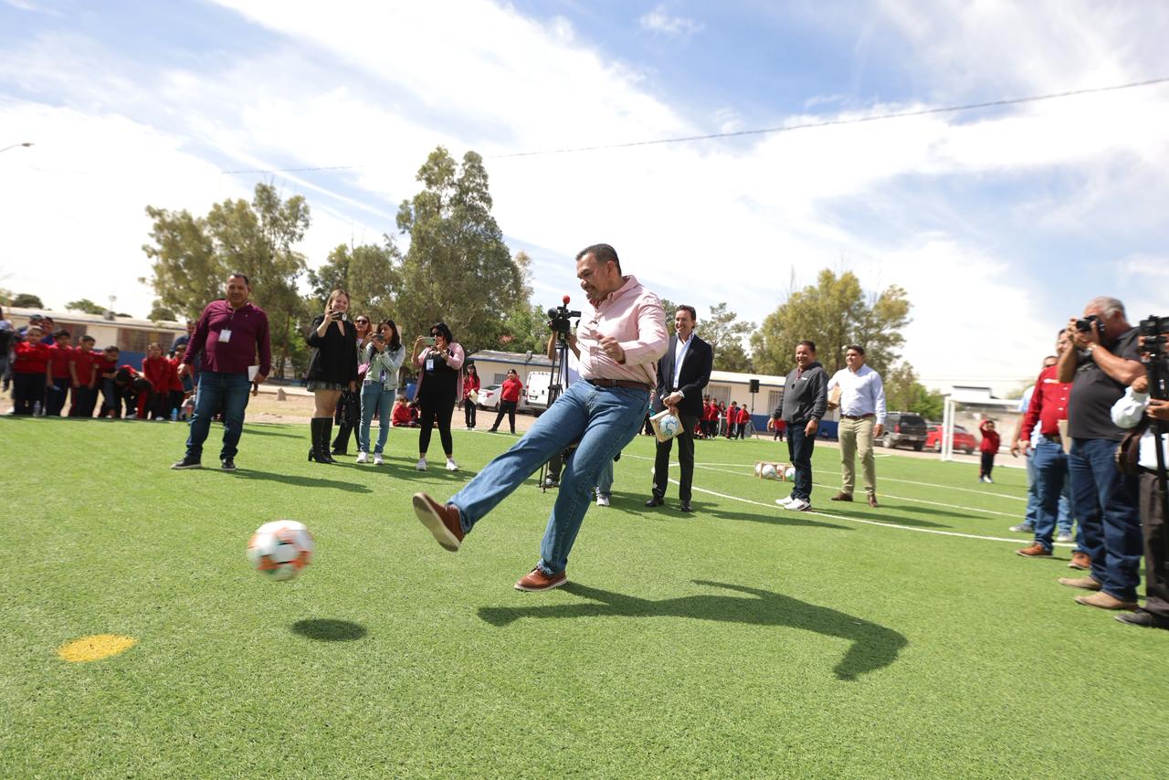 Entrega alcalde cancha de fútbol a escuela primaria.