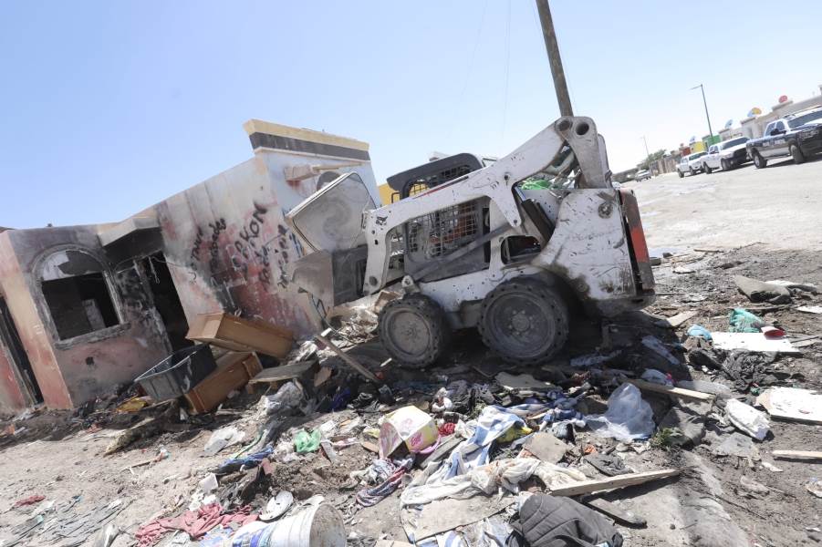 Atienden vivienda abandonada con acumulación de basura en Arecas