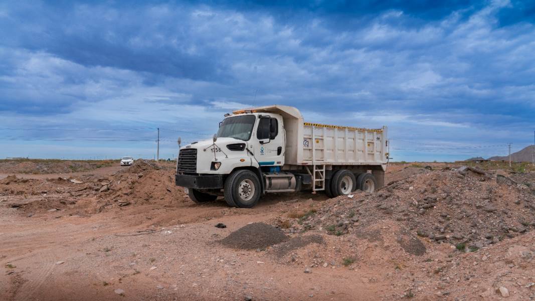 Limpia JMAS terreno en “Las Maracas” para mejorar acceso a garza de agua en el kilómetro 29