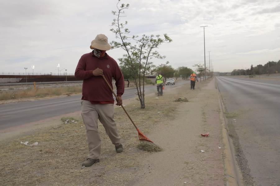 Realizan limpieza en bulevar Juan Pablo II previo a Pascua