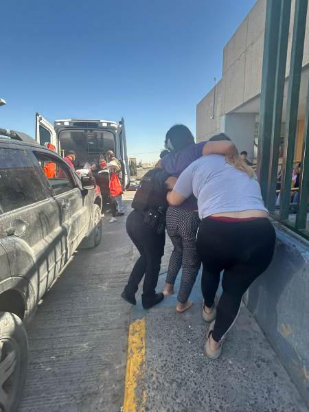 Policías brindan escolta a mujer con emergencia médica