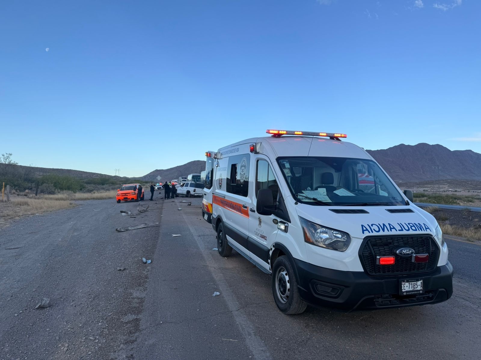 Atienden a lesionados en voladura en carretera Juárez - Chihuahua.