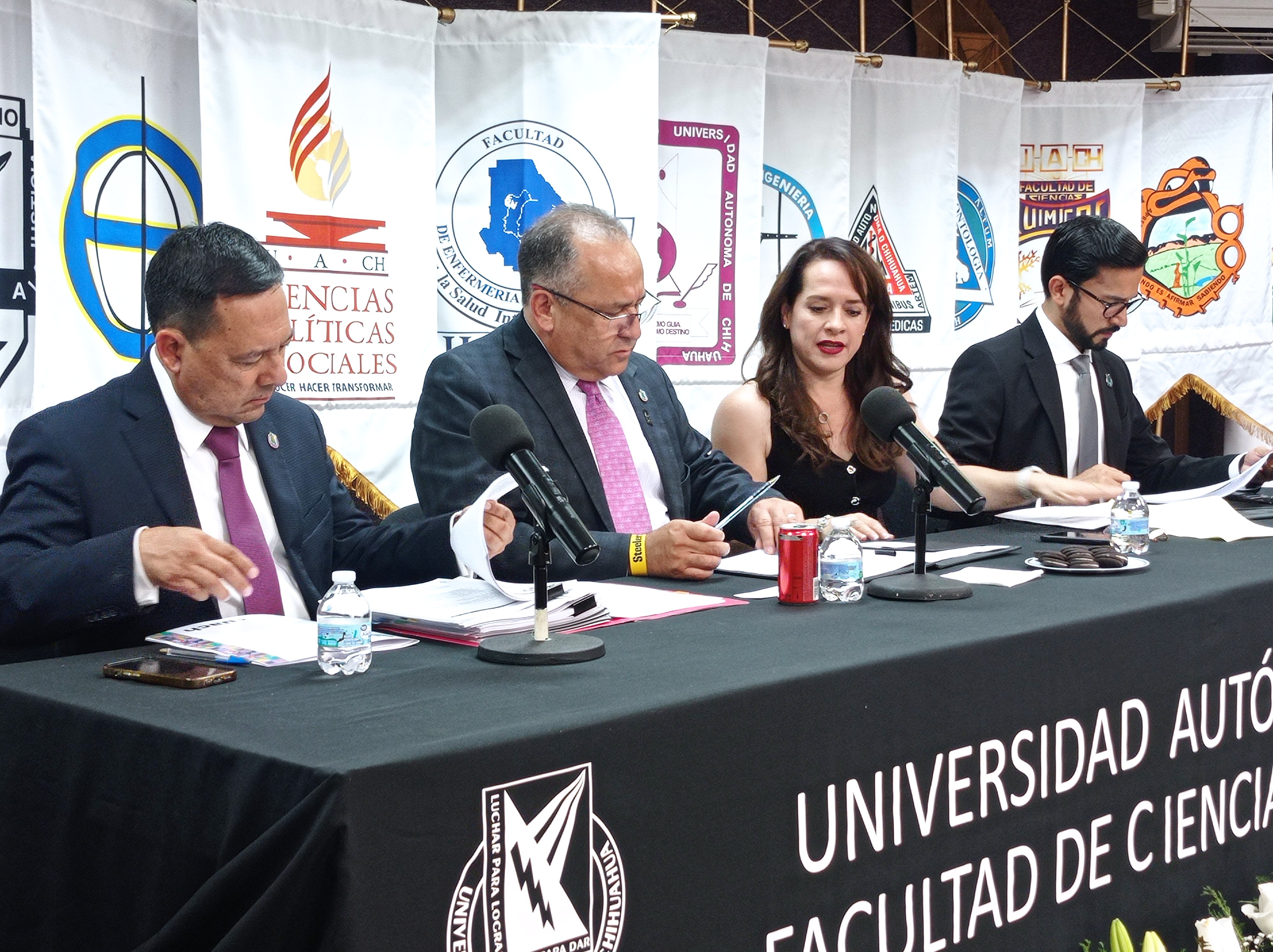 Reconoce UACH a trabajadores juarenses durante sesión de consejo.