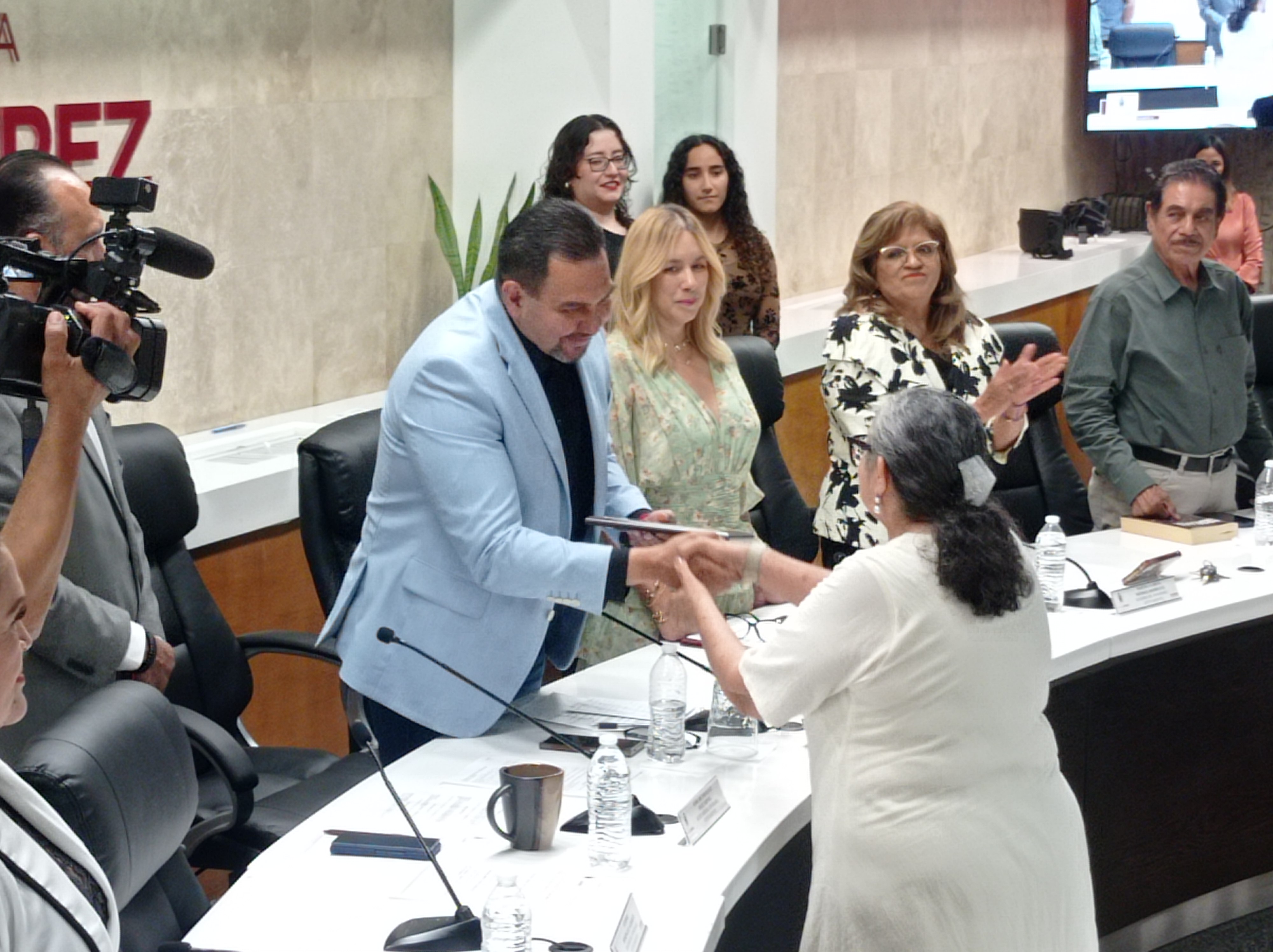 Reconoce Cabildo a Alma Rosa González con el premio Trayectoria de Vida.