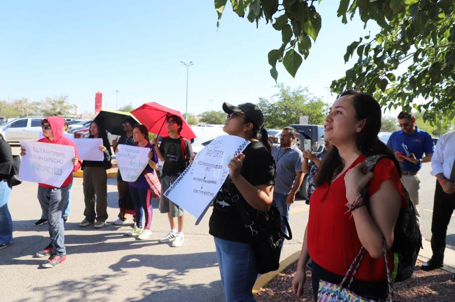 Rector de la UACJ escuchó a estudiantes tras manifestación por transporte