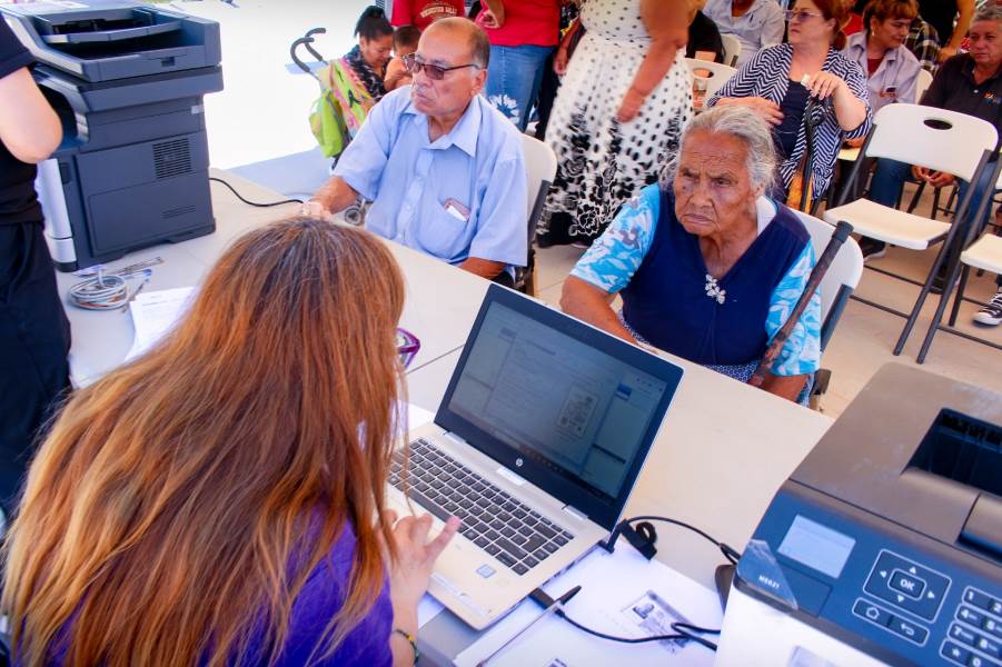 Junta de Agua y Saneamiento atendió a vecinos del Nuevo Hipódromo en recorrido casa por casa