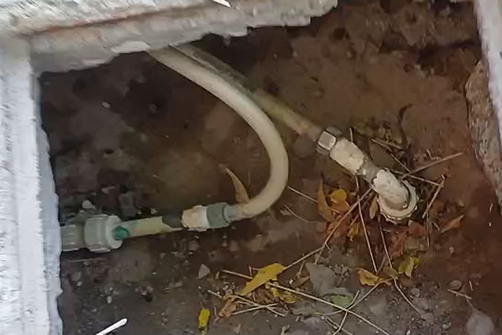 Detectan robo de agua con manguera en el Barrio La Chaveña.