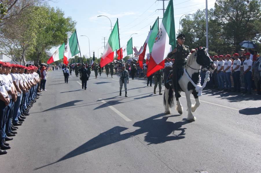 Vuelve a la avenida Insurgentes desfile Cívico-Militar
