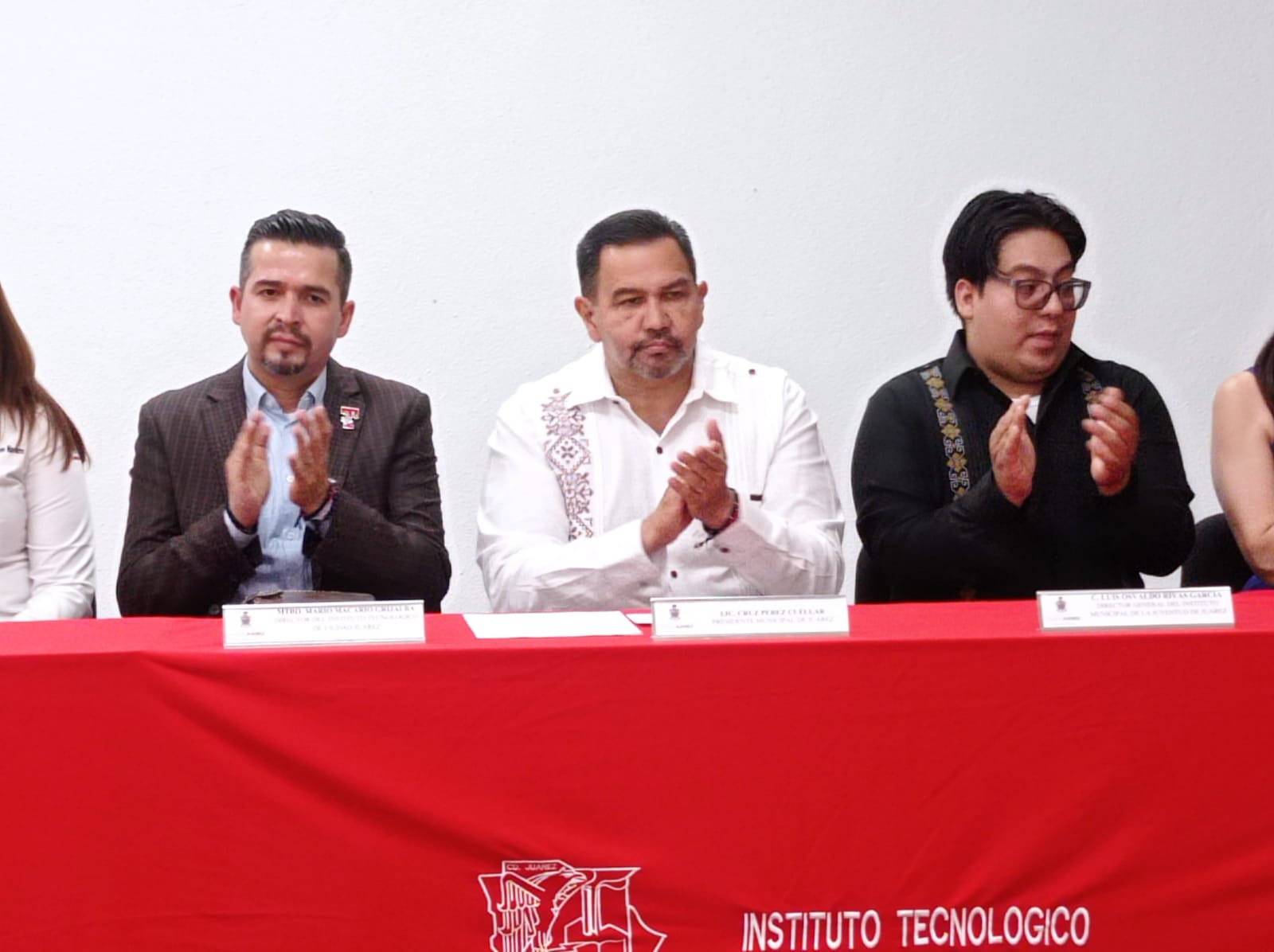 Se compromete alcalde a seguir trabajando por la educación.