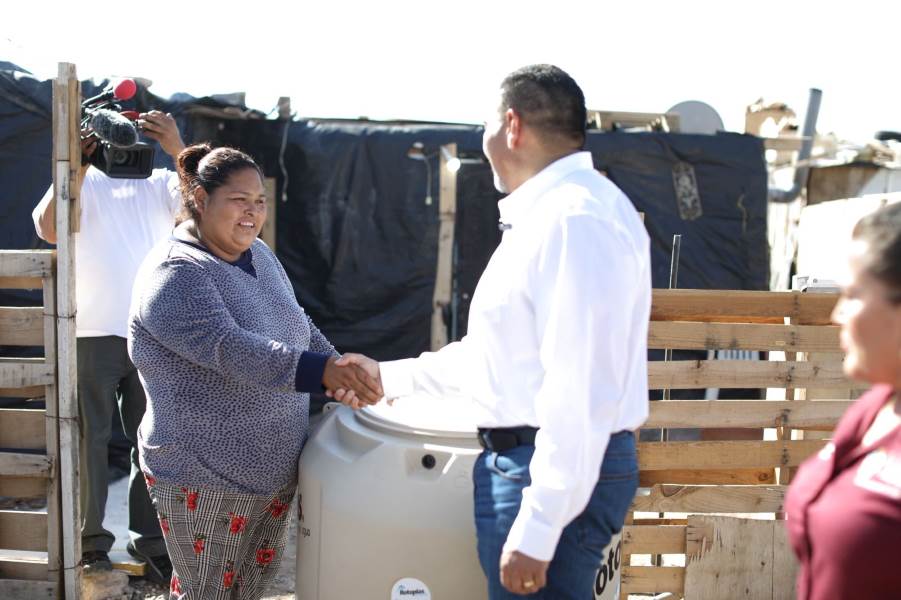Alcalde supervisa entrega de agua en colonia La Campesina II
