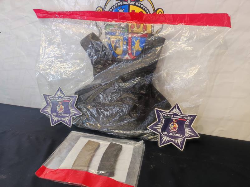 Abandonan en la vía pública, un chaleco antibalas y cargadores de arma larga
