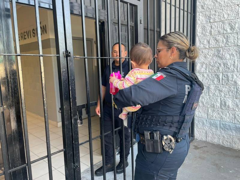 Policías Municipales resguardan a la niña Angela Chávez Realivazquez 