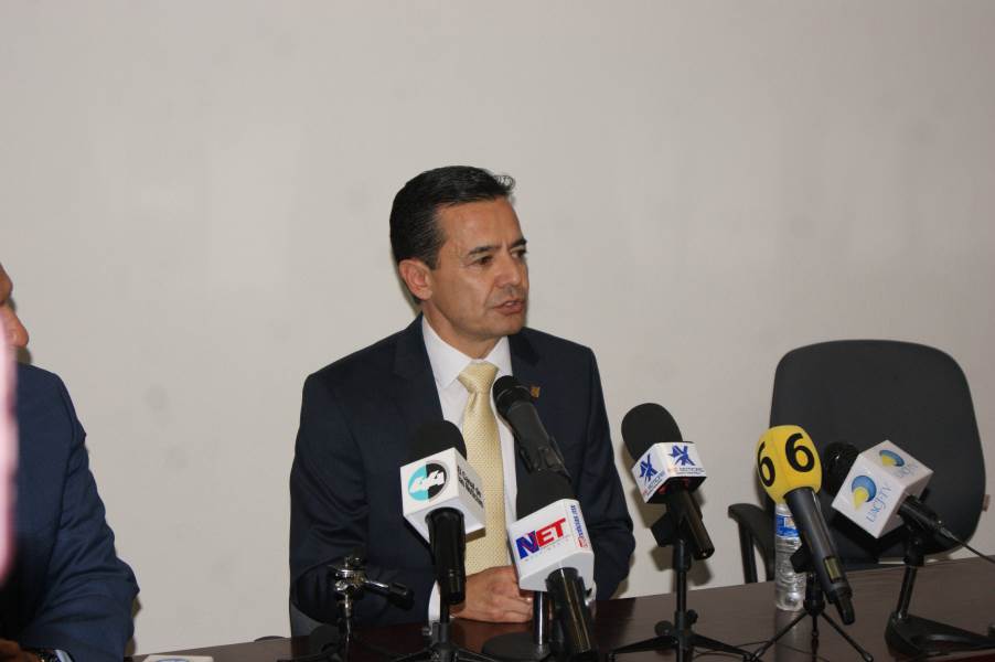 Gana Daniel Constandse la rectoría de la UACJ.