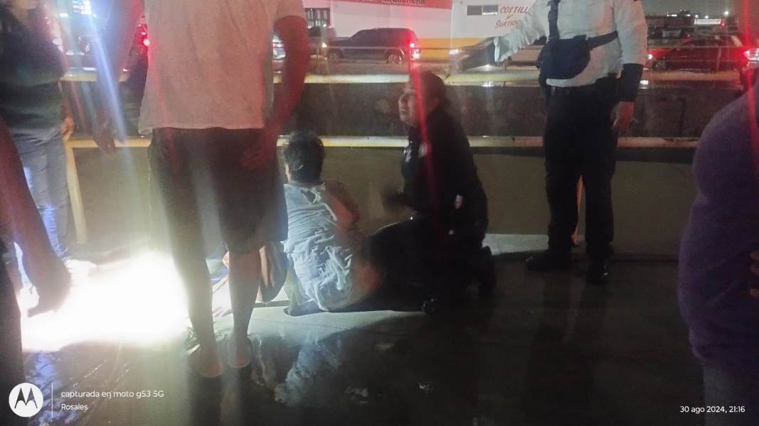 Durante temporal lluvioso policías rescataron a mujer que cayó en un canal en la colonia El Vergel