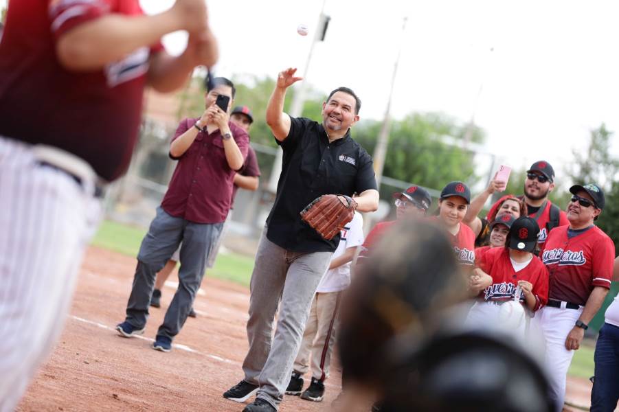 Entregó Alcalde recurso económico a Club Deportivo Guerreros