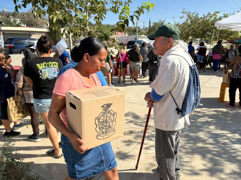 Entrega Desarrollo Social despensas a vecinos de la Plutarco Elías Calles
