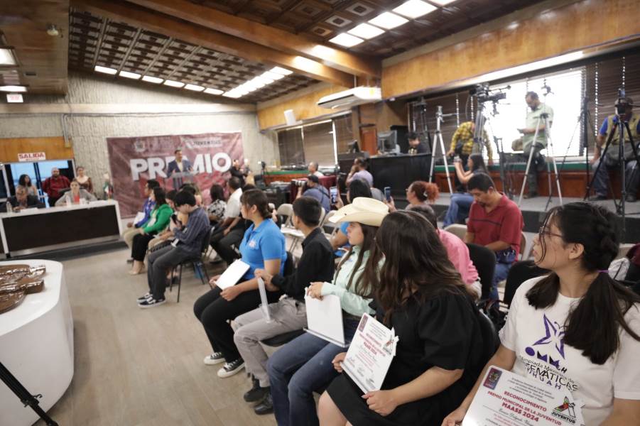 Cabildo entrega Premio Municipal de la Juventud MAASS 2024
