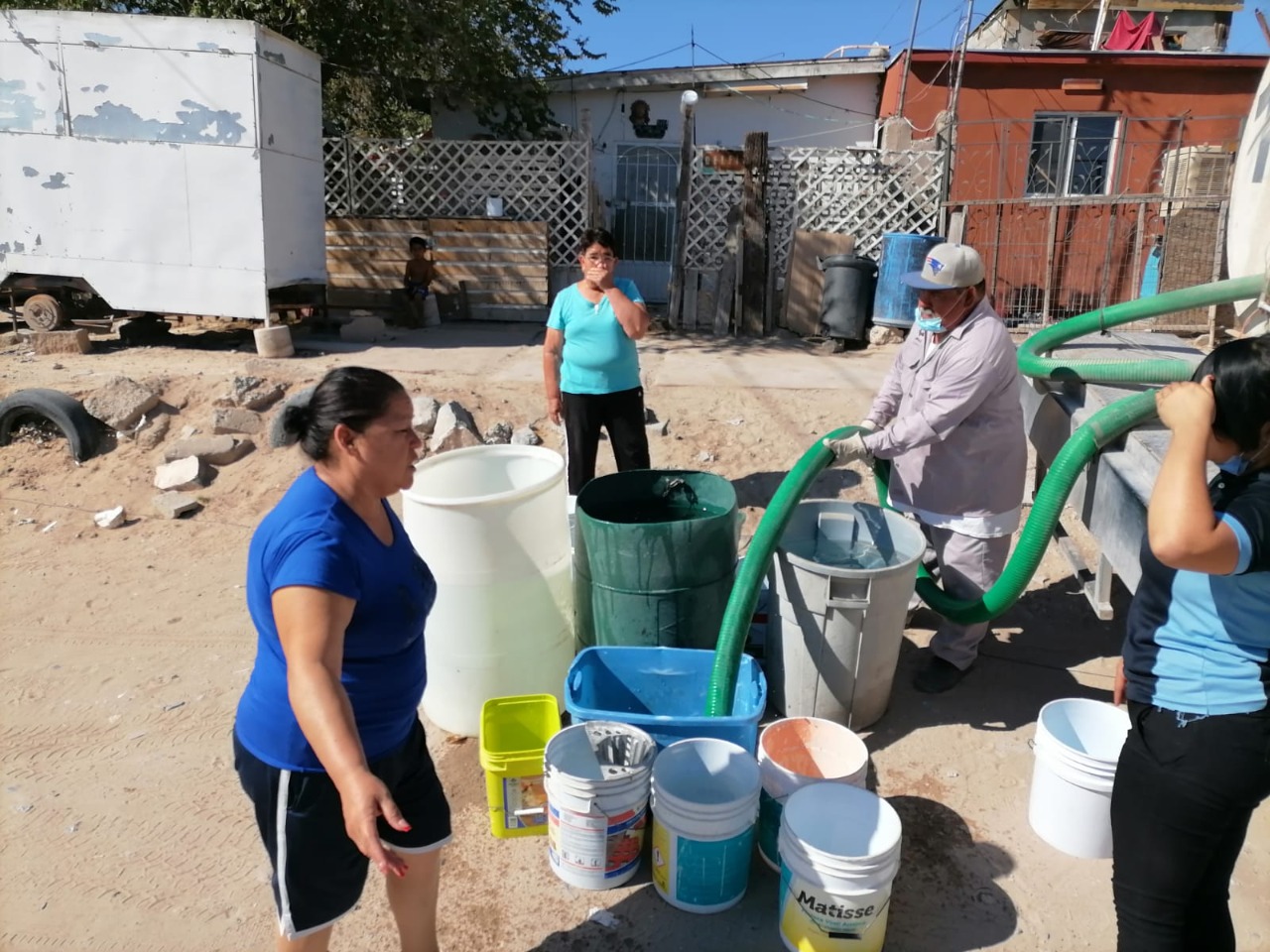 Acuden pipas de la JMAS hasta Anapra para mitigar problema de falta del vital liquido