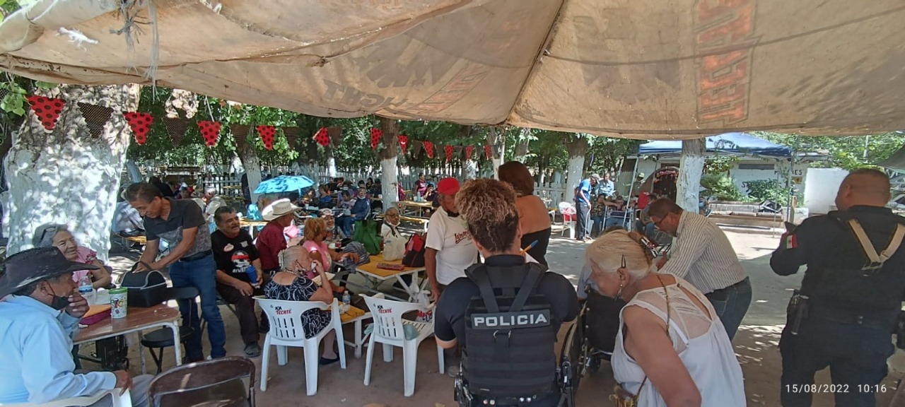 Conviven Policías Municipales con adultos mayores en centro recreativo
