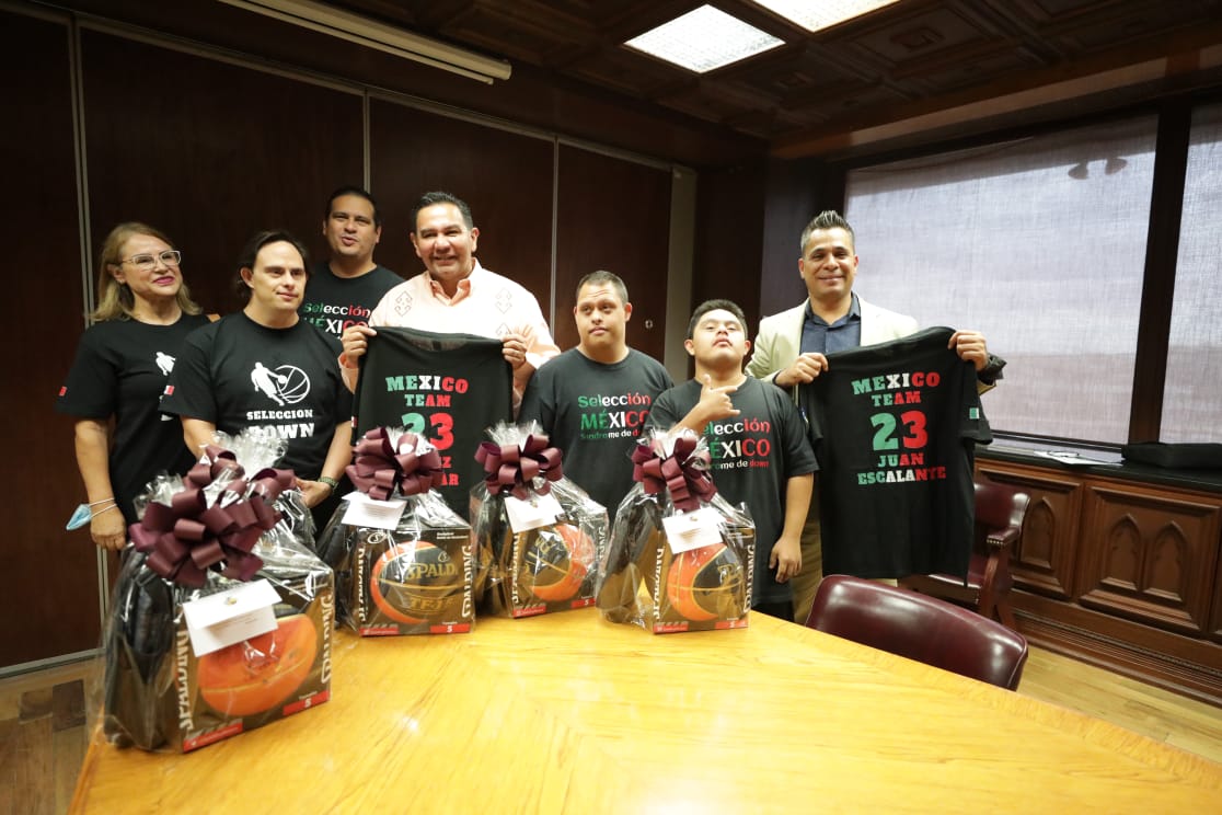 Felicita Presidente Municipal a grupo de basquetbolistas