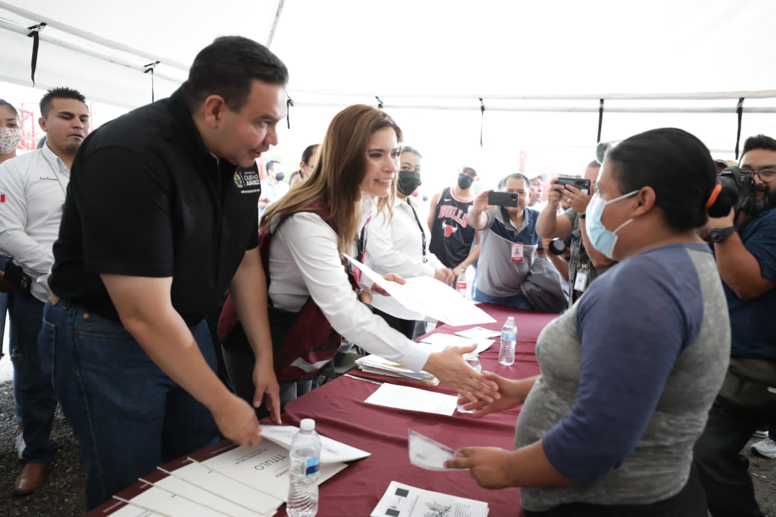 Entregó Presidente Municipal títulos de propiedad a familias del norponiente