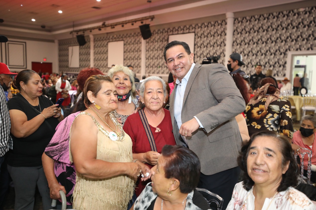 Festejan a adultos mayores por el Día del Abuelo