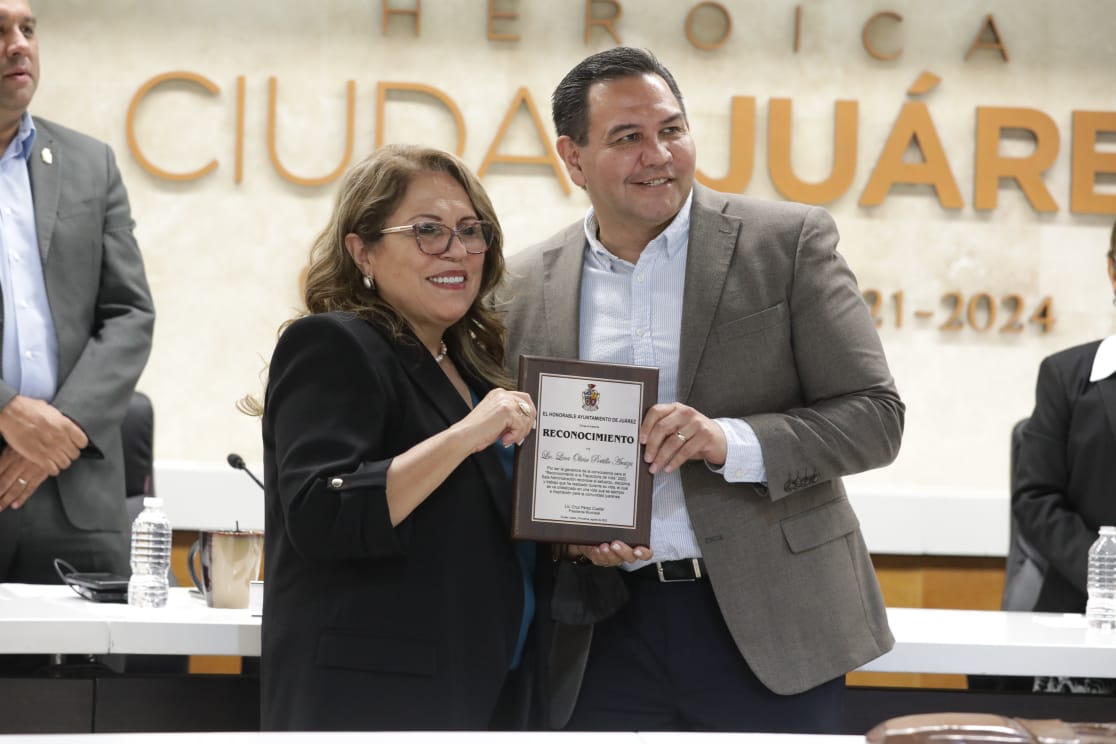 Lina Olivia Portillo Araiza recibió de manos del presidente municipal Reconocimiento a la Trayectoria de Vida
