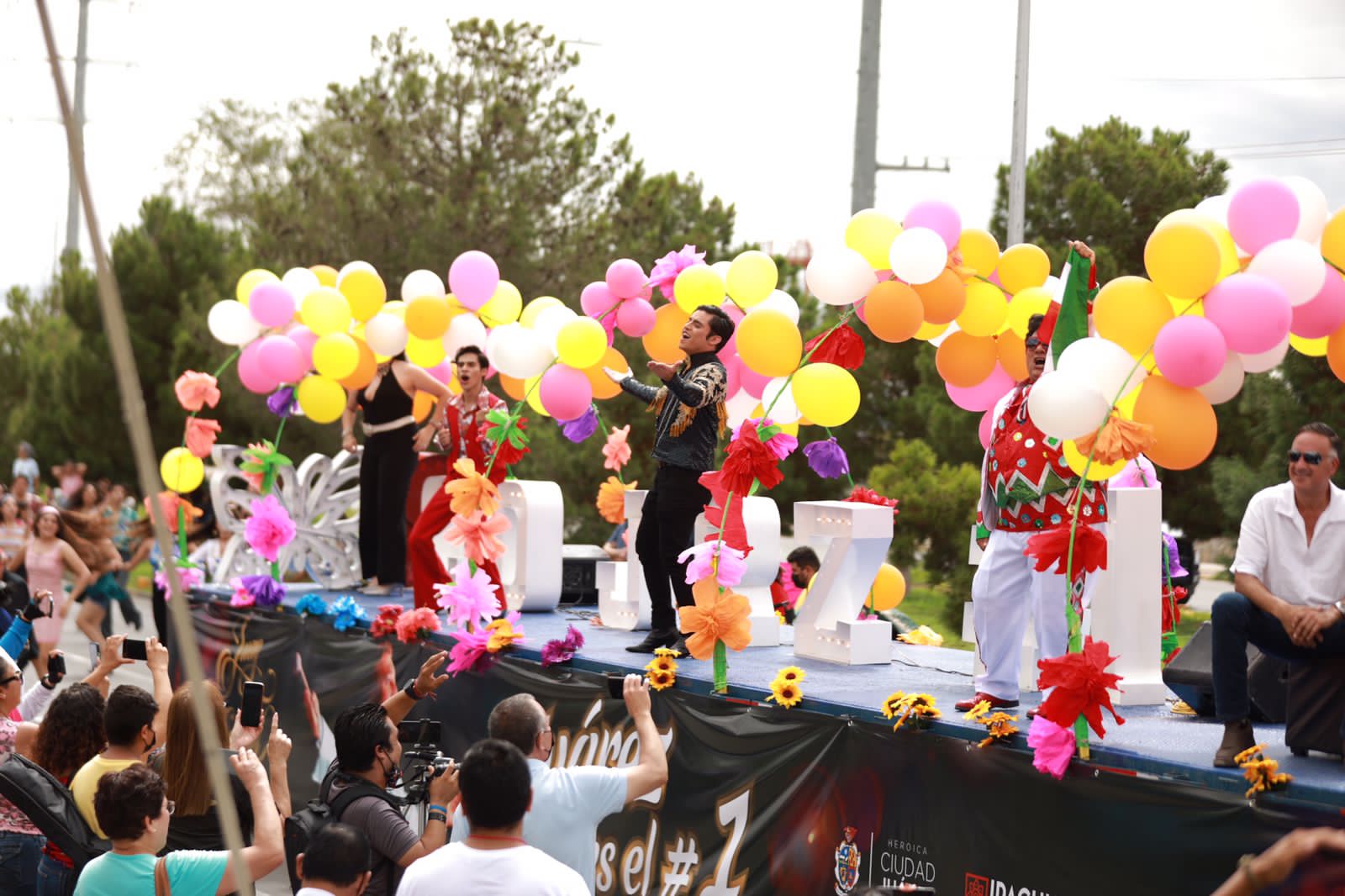 Con el desfile "Arriba Juárez" arrancaron los eventos en honor a Juan Gabriel