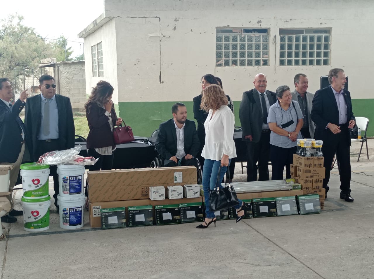 Entrega CCE recursos materiales para mantenimiento de escuelas