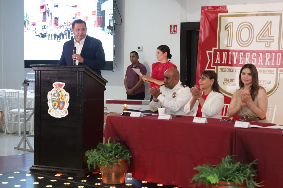 Encabeza alcalde festejos a bomberos en su día por el 104 aniversario