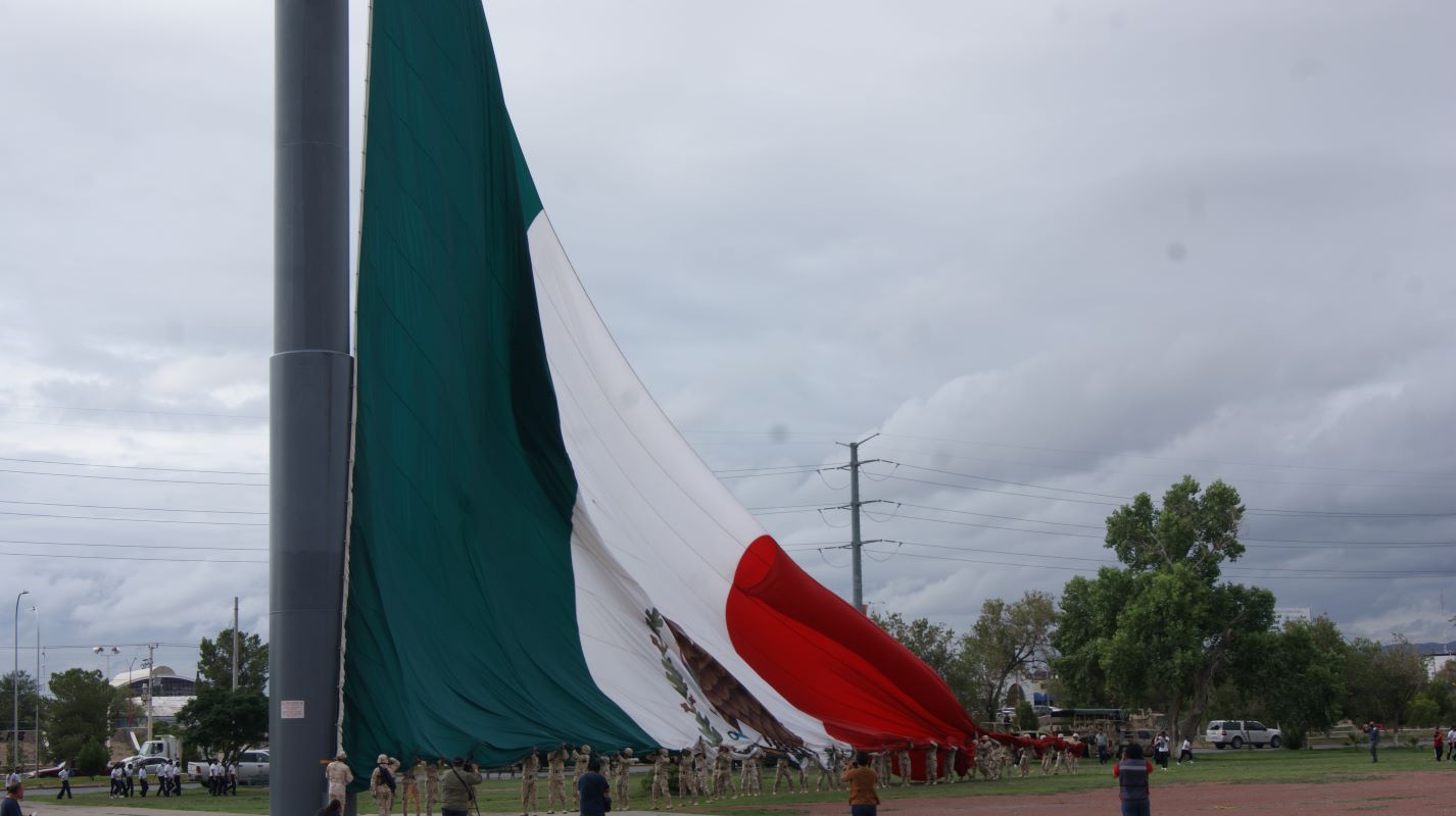 Encabeza alcalde izamiento de bandera del mes patrio