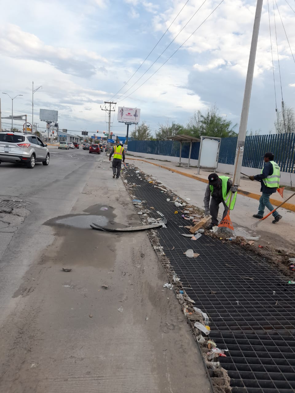 Limpia Servicios Públicos basura de rejillas pluviales para evitar inundaciones