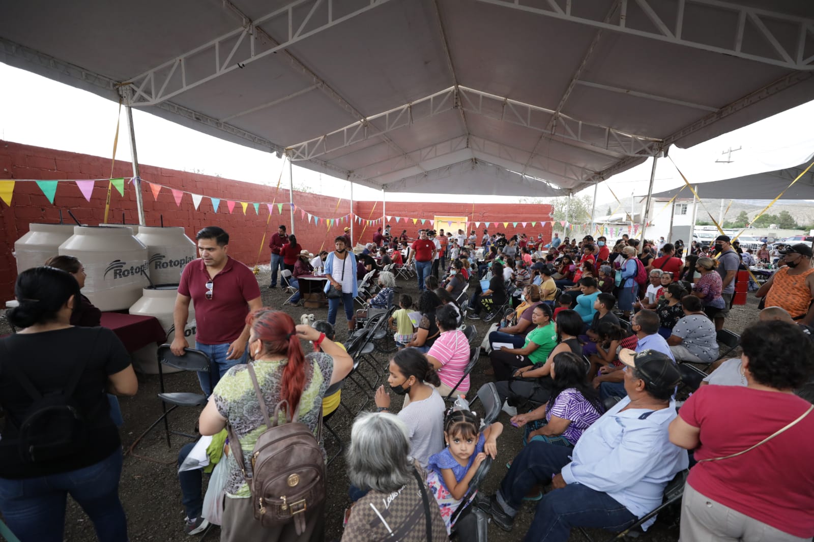 Gobierno Municipal, beneficio a menores con mochilas y útiles escolares