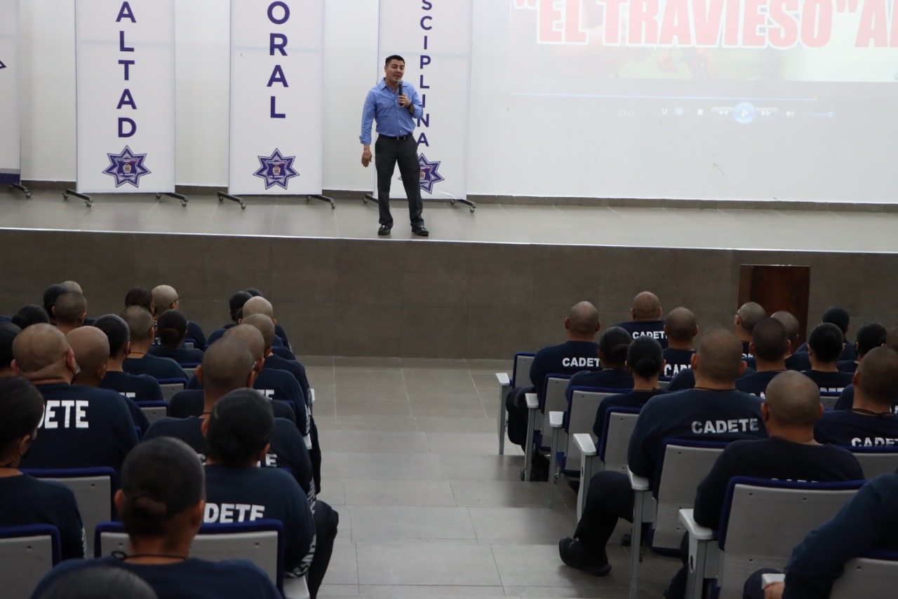 Imparte conferencia Jorge “El Travieso” Arce a cadetes de la Academia Municipal de Policía
