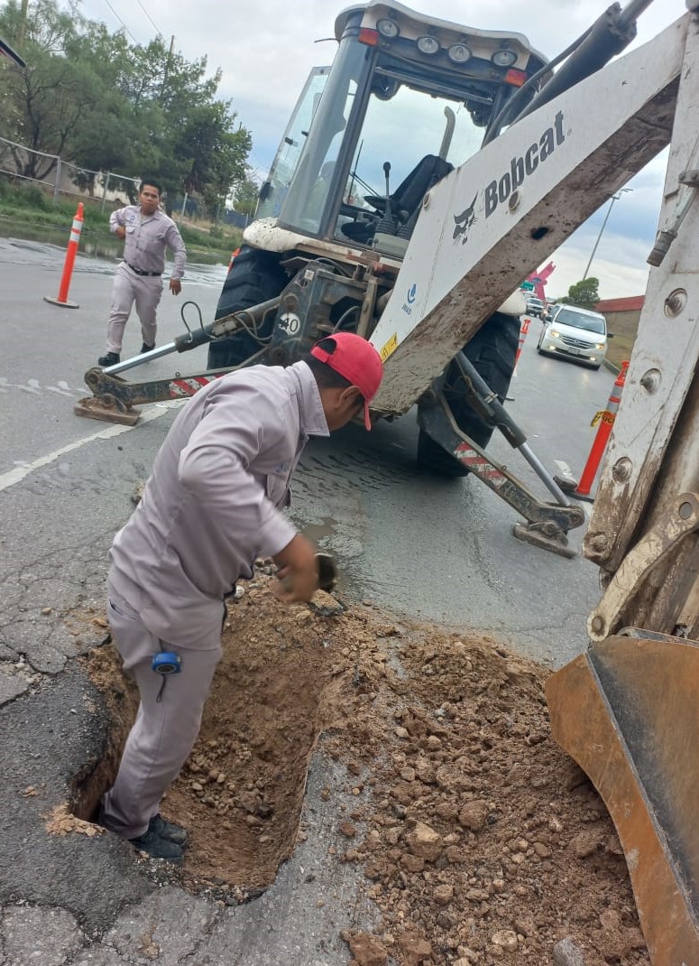 JMAS y municipio reparan bache de pluvial en Rafael Pérez Serna