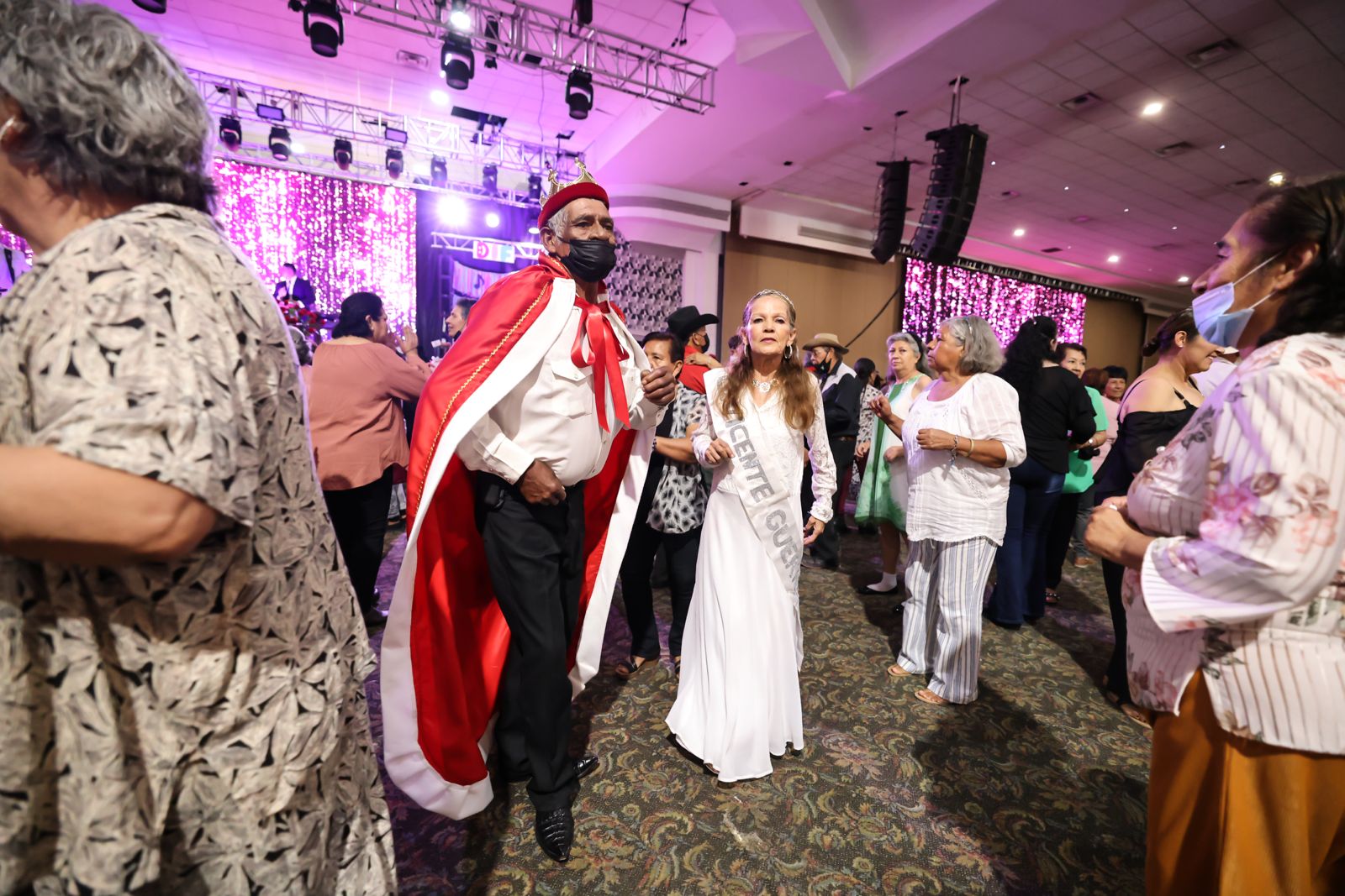 Coronan a la reina de reinas y rey de reyes de los Consejos del Adulto Mayor de DIF