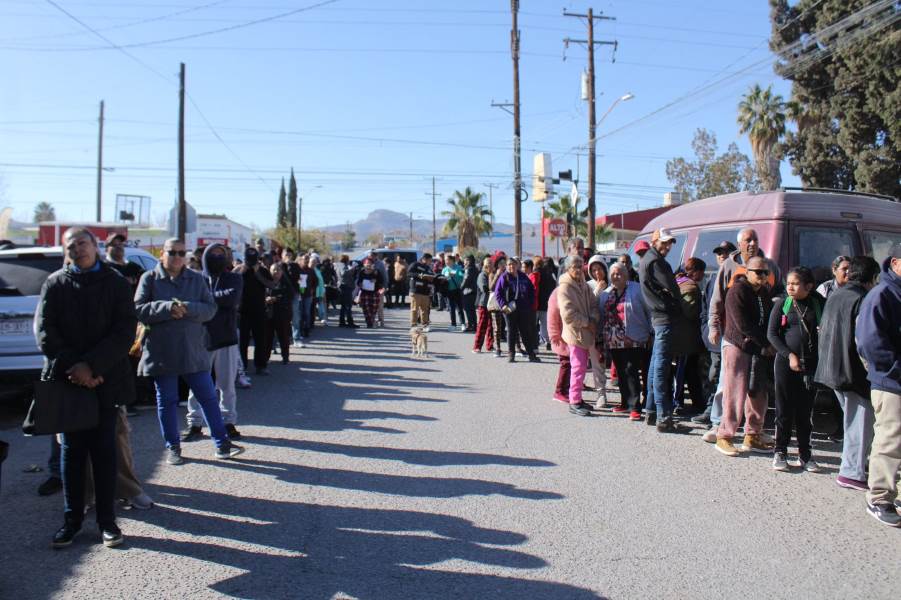 Continuó la entrega de piernas de puerco a la comunidad vulnerable