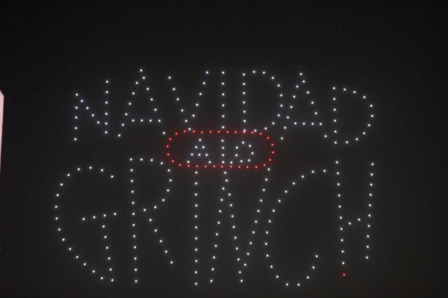 Recorrió alcalde y su familia la villa Navidad a lo Grinch