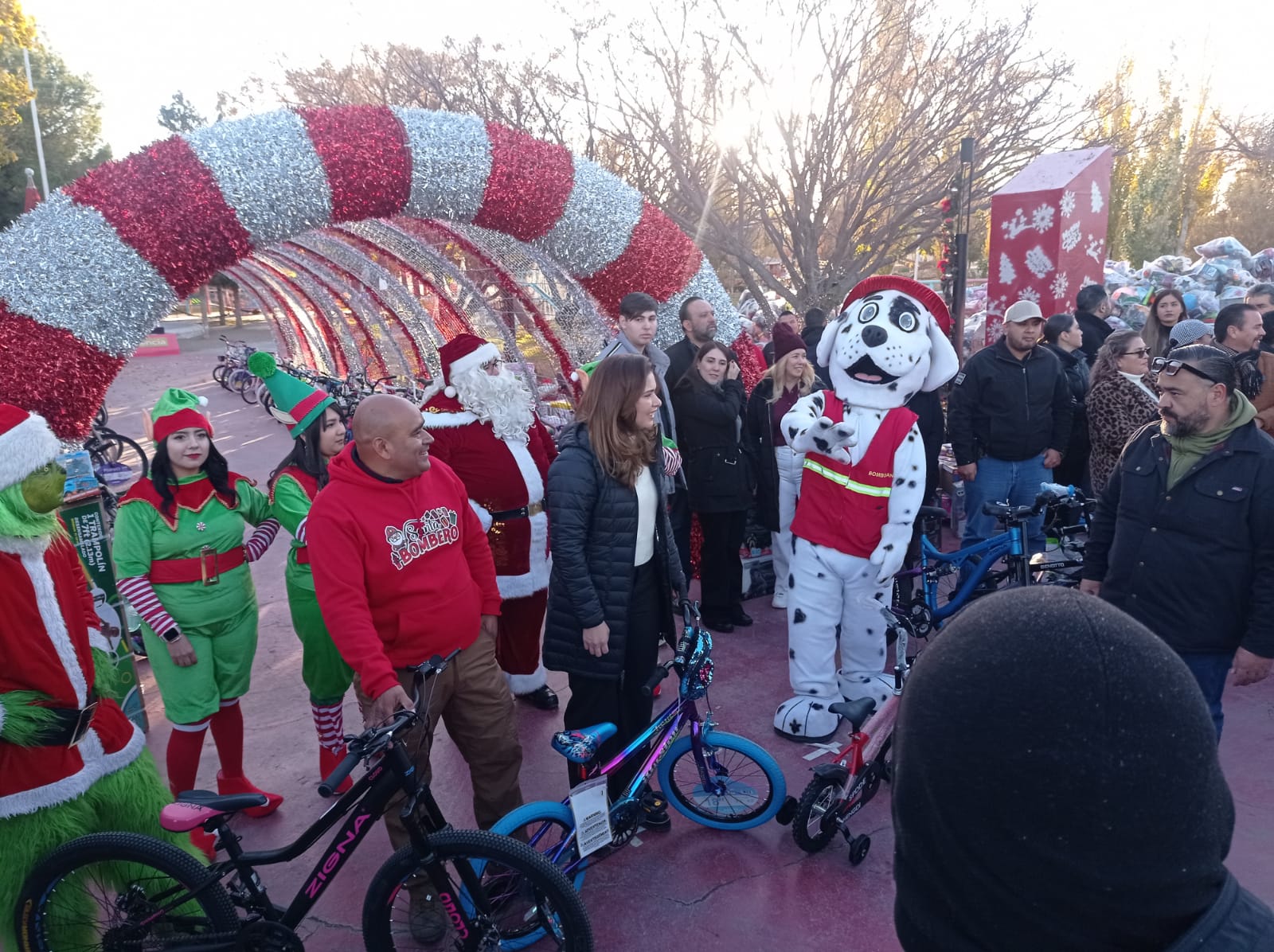 Reparte Santa Claus Bombero 2 mil 500 paquetes de juguetes y más de mil bicicletas.