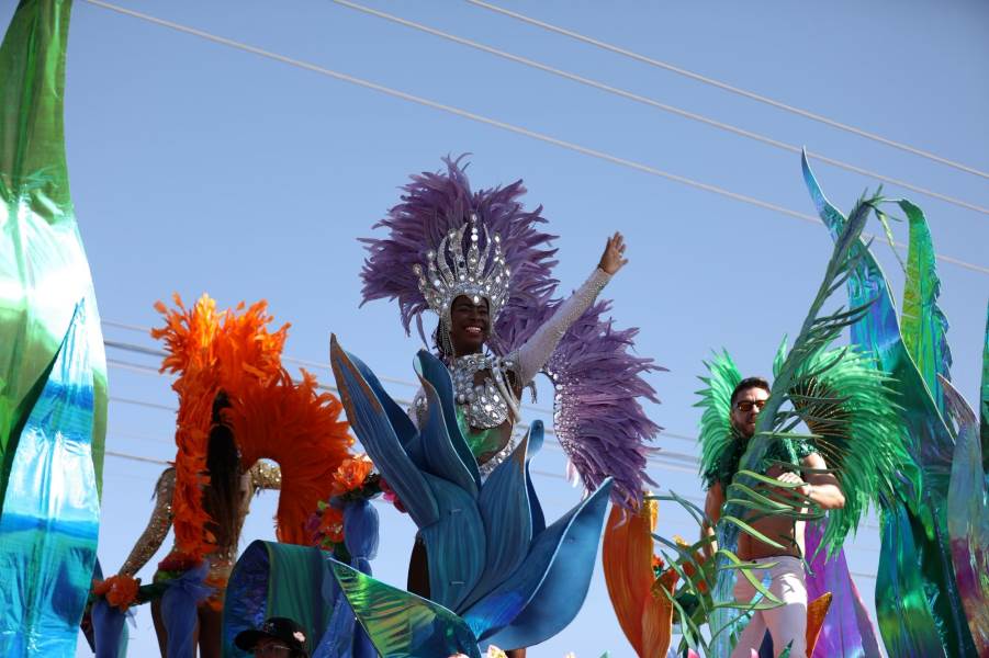 Miles asisten al Cuarto Gran Desfile por el aniversario de Ciudad Juárez