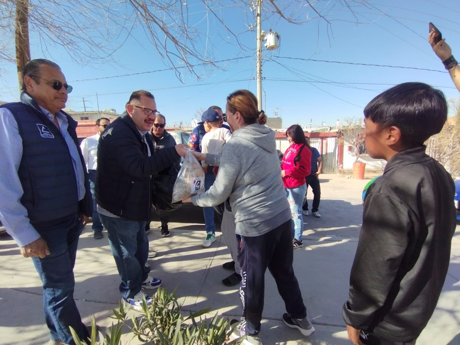 Lleva CANACO juguetes y despensas a familias del sur oriente.