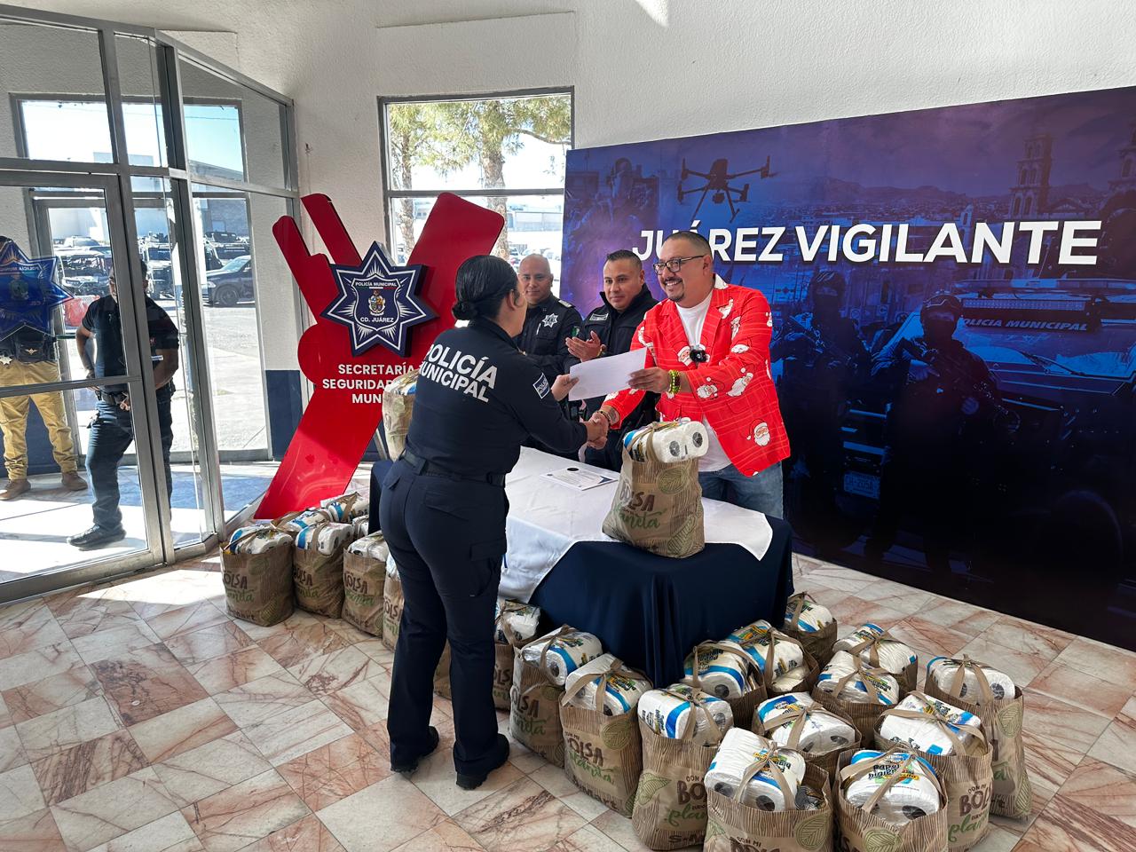 Entrega CANACO despensas a agentes de la Policía Municipal.