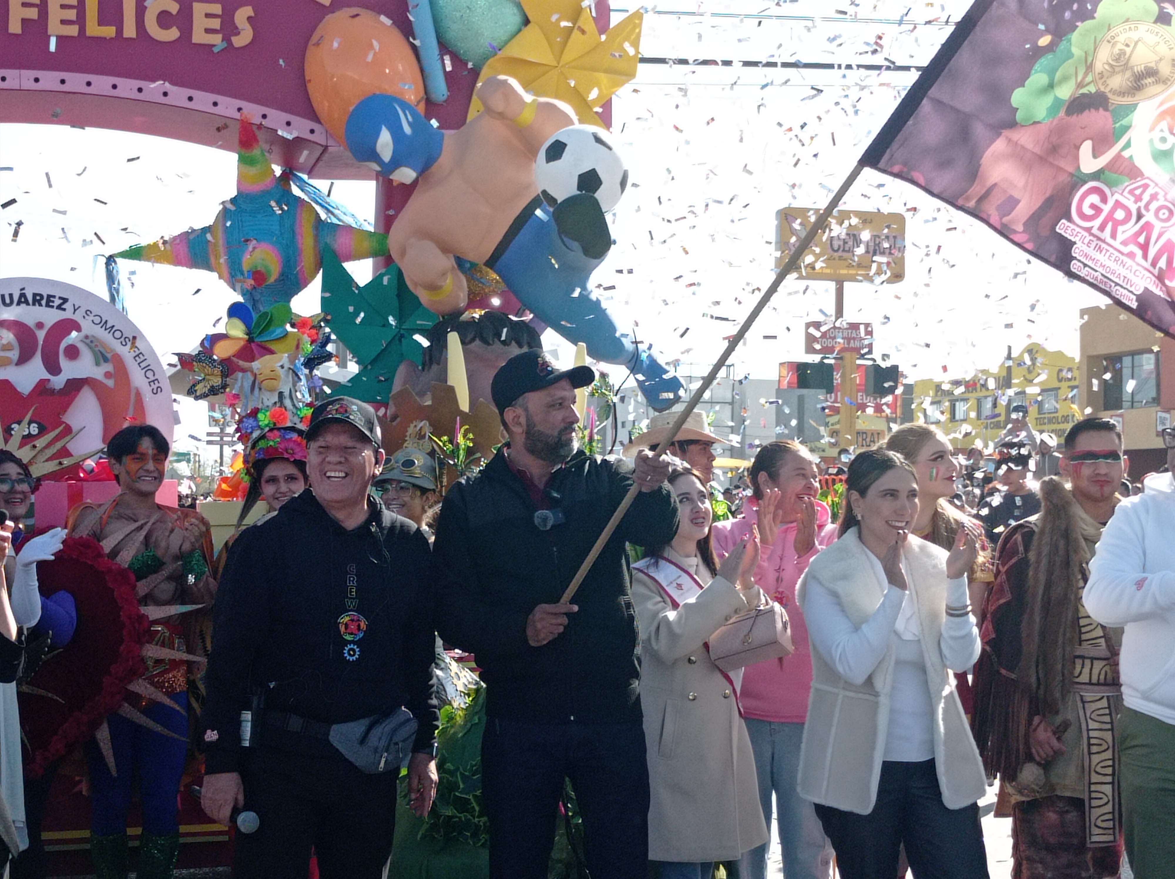 Disfrutan juarenses del Desfile de la Ciudad.