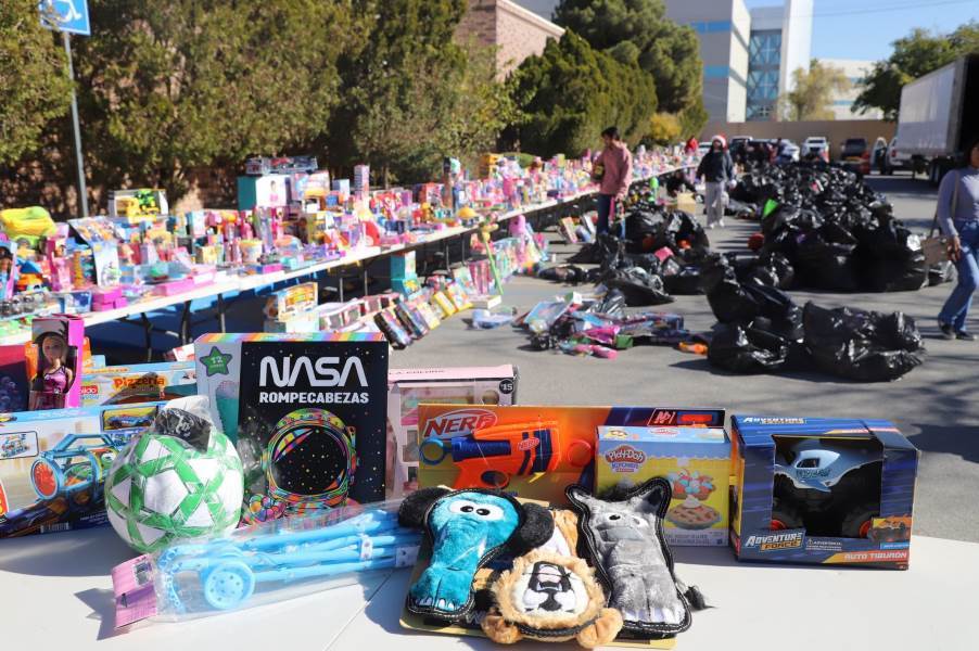 UACJ realiza colecta de juguetes en apoyo al Santa Claus Bombero