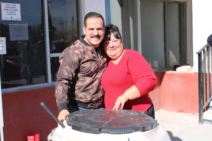 Entregan tinacos a familias del suroriente de la ciudad