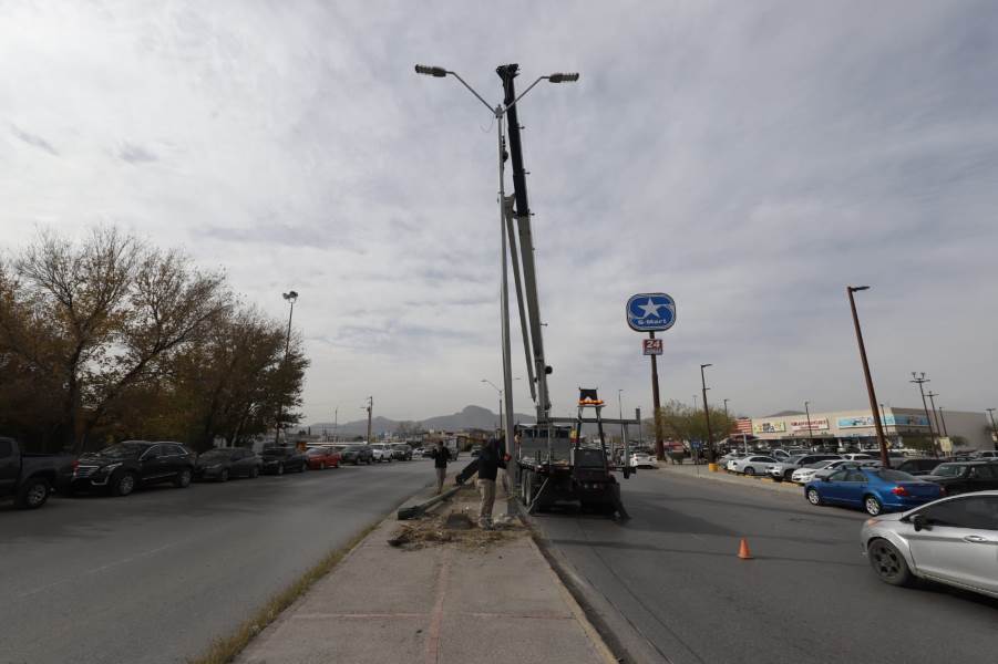 Instala Alumbrado Público arbotantes en la Perimetral Carlos Amaya