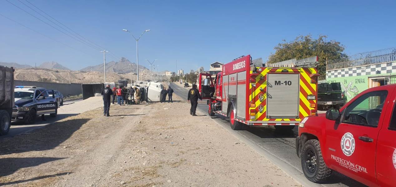 Vuelca tractocamión en la colonia Toribio Ortega