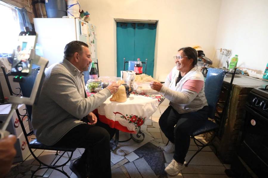 Cruz Pérez Cuéllar compartió la antesala de Fin de Año con familias de las colonias Obrera y Barrio Alto