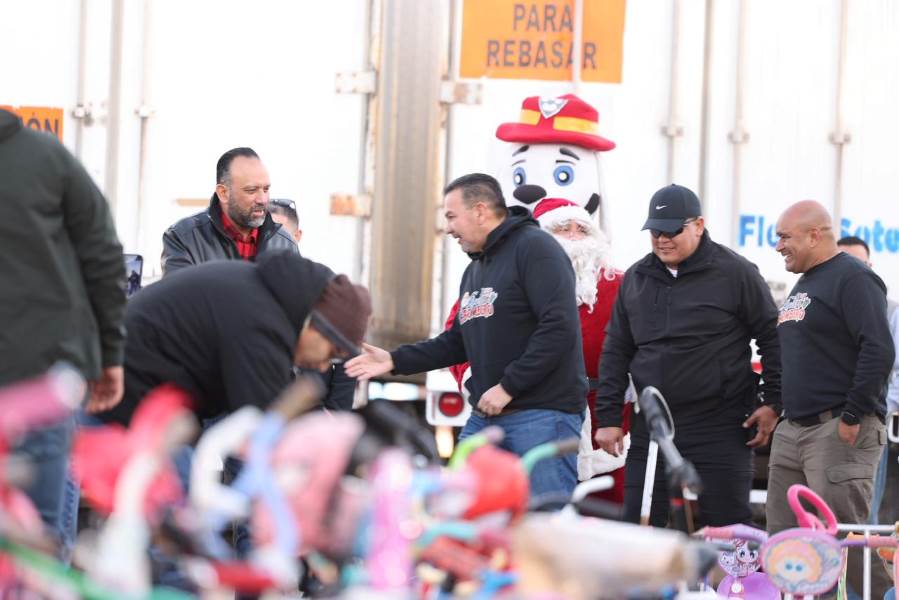 Entregan juguetes recolectados en el Santa Bombero