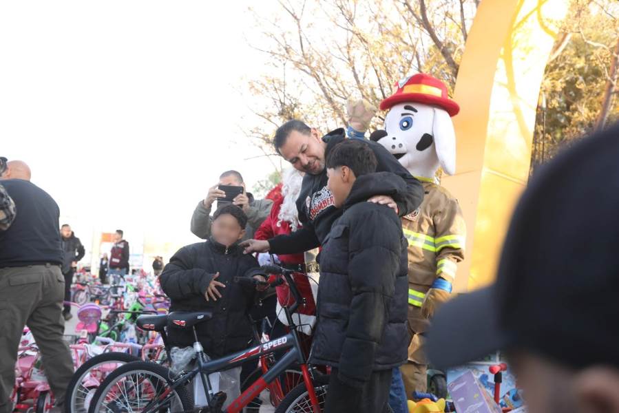 Familias esperaron días para recibir juguetes de la campaña Santa Bombero